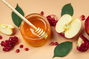 Sarı arka planda elma, nar ve bal yakın plan. Mutlu Rosh Hashanah 'lar. Geleneksel dini Yahudi bayramı.