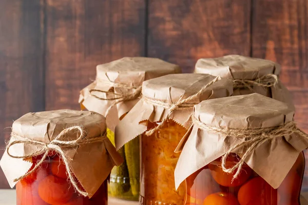 Jarros Verduras Fermentadas Contexto Madeira Casa Feita Pepinos Enlatados Tomates — Fotografia de Stock