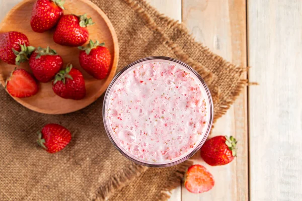 Milchshake Mit Erdbeeren Kalter Sommerdrink Mit Beeren Auf Hölzernem Hintergrund — Stockfoto