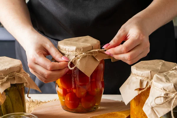 女人发酵蔬菜 在罐子里挑食西红柿 保存秋天的收获 有机食品 — 图库照片