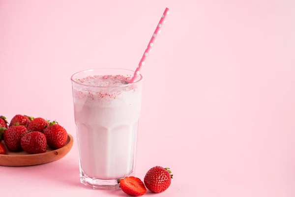 Färsk Milkshake Med Jordgubbar Rosa Bakgrund Sommardryck Med Bär Ett — Stockfoto