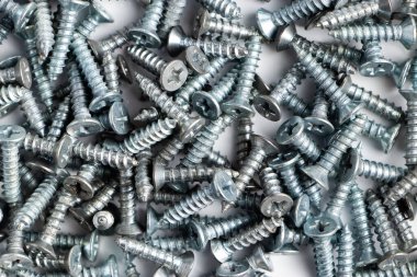 Beyaz arka planda metal vidalar. Onarım için inşa araçları kümesi