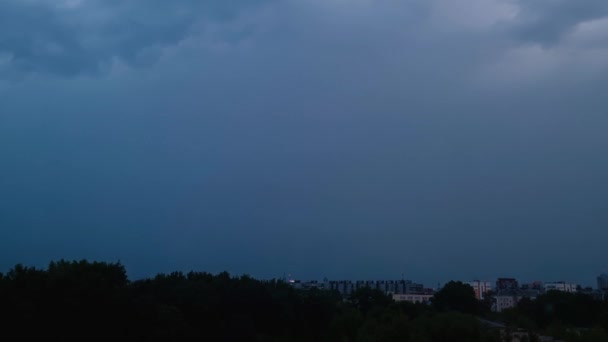 Jasné blesky na temné noční obloze. Bouřka nad městem. Změna klimatu, problémy životního prostředí. Bouřlivé mraky a deštivé počasí. — Stock video