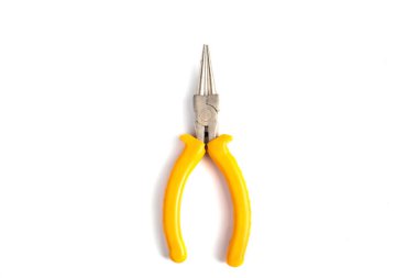 Beyaz arka planda sarı yalıtımlı pense. Onarım için çalışma aracı.