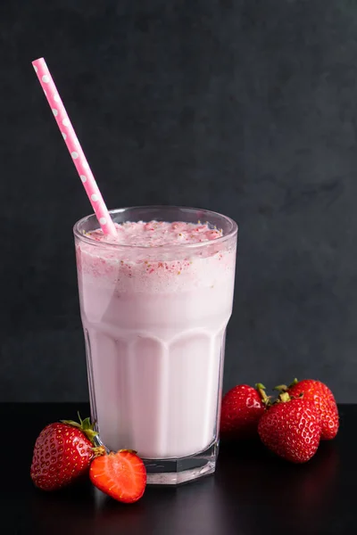 Milchshake Mit Erdbeeren Auf Schwarzem Hintergrund Sommergetränk Glas Mit Papierstroh — Stockfoto