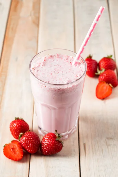 新鲜的草莓奶昔 在木制背景的杯子里喝浆果 垂直照片 — 图库照片