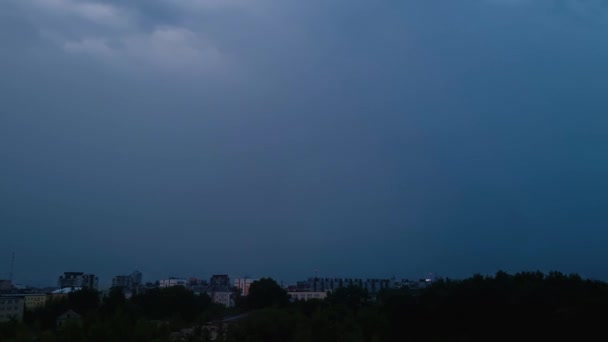 黑暗的夜空中明亮的闪电.城市上空的雷雨。气候变化，环境问题。暴雨和雨天. — 图库视频影像