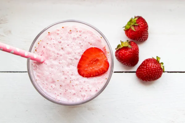 Zimny Shake Truskawkami Białym Tle Letni Drink Szklance Papierową Słomką — Zdjęcie stockowe