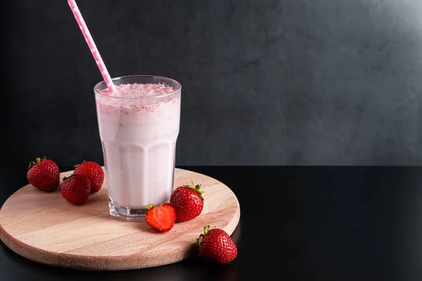 Milchshake Mit Erdbeeren Auf Schwarzem Hintergrund Sommergetränk Glas Mit Papierstroh — Stockfoto