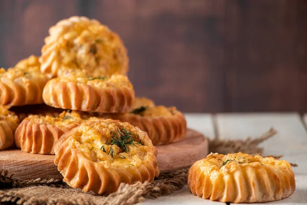 Tahtada Sebzeli Peynirli Taze Muffinler Sağlıklı Beslenme Için Yapımı Lezzetli — Stok fotoğraf