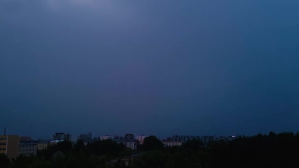 Fulgerul Strălucitor Cerul Întunecat Nopţii Furtună Peste Oraş Schimbări Climatice — Videoclip de stoc