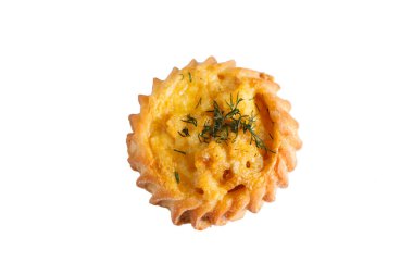 Beyaz arka planda izole edilmiş sebzeli ve peynirli nefis taze kek. Sağlıklı gıda ve diyet konsepti.