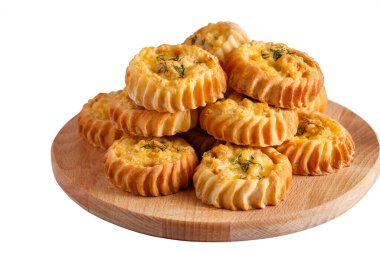 Tahta tepside sebzeli ve peynirli taze kekler. Sağlıklı beslenme için ev yapımı kekler. Vejetaryenlik ve diyet kavramı.