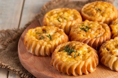 Tahtada sebzeli ve peynirli taze muffinler. Sağlıklı beslenme için ev yapımı lezzetli kekler. Sonbahar mevsimlik yemek tarifi.