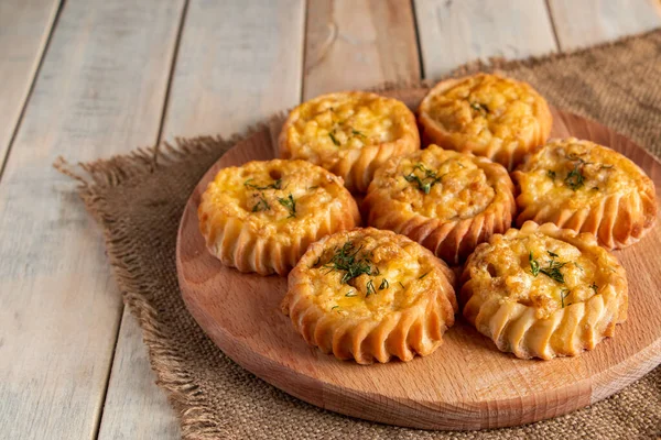 Tahtada Sebzeli Peynirli Taze Muffinler Sağlıklı Beslenme Için Yapımı Lezzetli — Stok fotoğraf