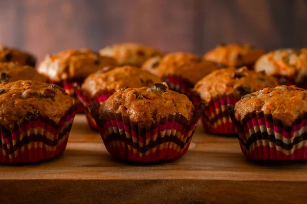 Vers Gebakken Zelfgemaakte Muffins Met Rozijnen Wortelen Vegetarisch Gebak Een — Stockfoto
