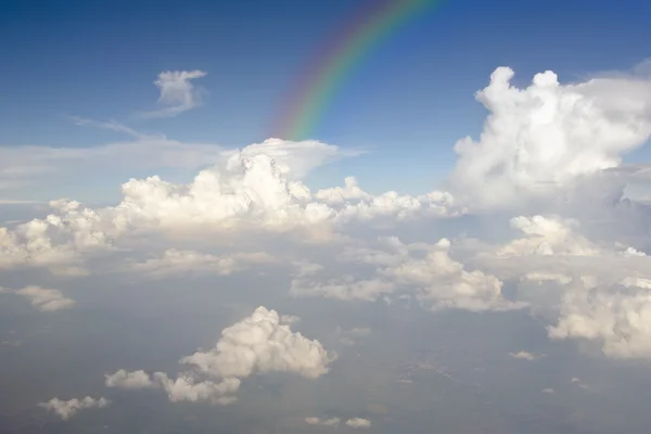 Beyaz bulut ve rainbow ile açık mavi gökyüzü — Stok fotoğraf