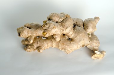 Beyaz arkaplanda zencefil izole