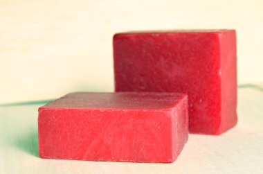 Sabun bar lezzet gül madde üzerinde ahşap yönetim kurulu ba izole ile