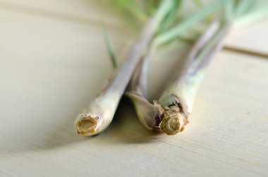 Ahşap tahta arka plan üzerinde izole Limon otu