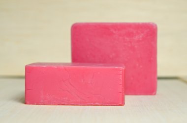 Sabun bar lezzet çilek madde üzerinde ahşap bo izole ile