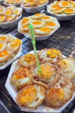 Kızarmış Bıldırcın yumurta veya Keklik yumurta kızarmış