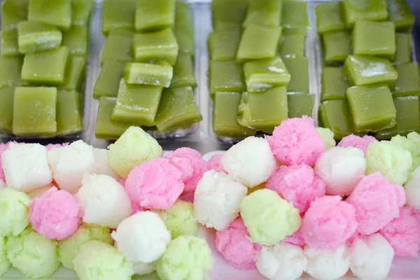 Bolo de esponja colorido e bolo doce de camada (Kanom Chan ) — Fotografia de Stock