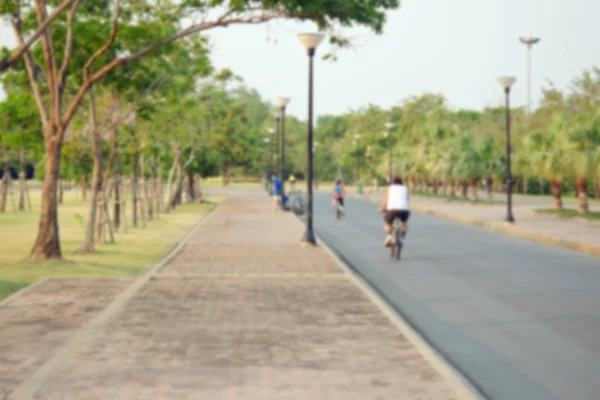 As pessoas relaxam no parque e no jardim com vista turva — Fotografia de Stock