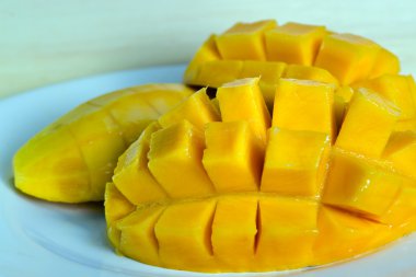 Olgun sarı mango çanak üzerinde dilimlenmiş