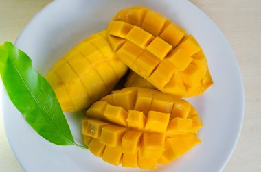 Olgun sarı mango yaprak ile dilimlenmiş 