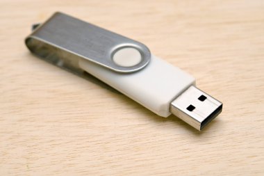 Ahşap tahta arka plan üzerinde izole boş Usb başparmak götürmek