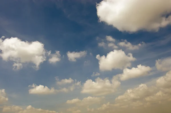 Klarblå himmel med vita moln — Stockfoto