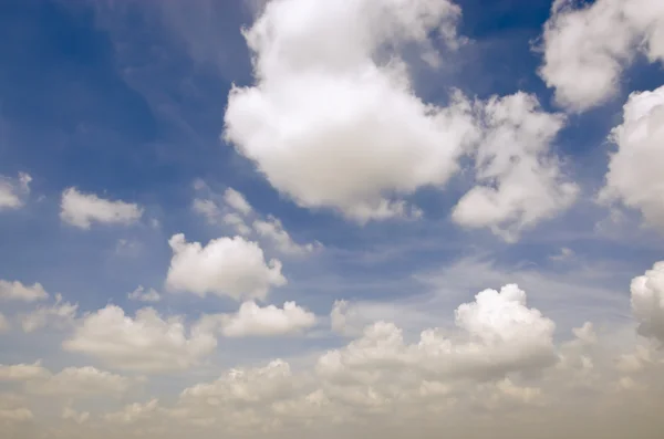 Klarblå himmel med vita moln — Stockfoto