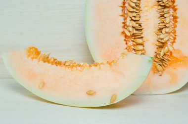 Kavun veya Charentais kavun ahşap tahta zemin üzerine dilimlenmiş