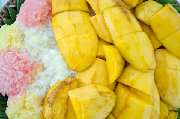 Yapışkan pirinç ve susam üstünde belgili tanımlık tepe ile mango — Stok fotoğraf