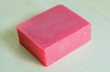 Sabun bar lezzet çilek madde üzerinde ahşap bo izole ile