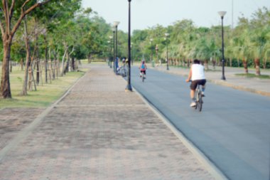 Park ve Bahçe bulanık manzaralı insanlar rahatlayın