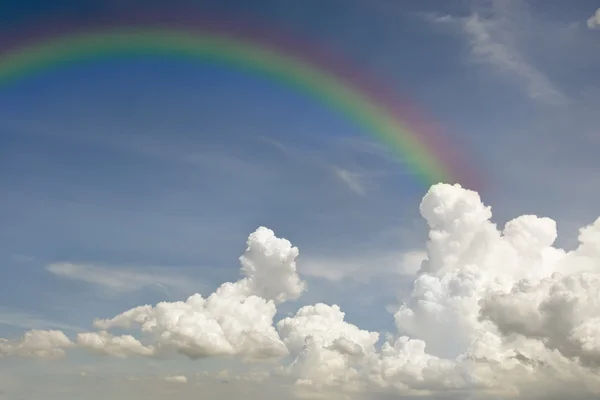 Beyaz bulut ve rainbow ile açık mavi gökyüzü — Stok fotoğraf