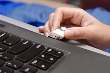Dizüstü bilgisayar bağlantı noktasına takın virüs Usb başparmak götürmek