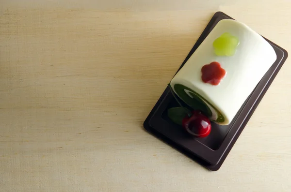 Luxusní mýdlo v podobě dortu s cherry — Stock fotografie