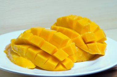 Ahşap zemin üzerine sarı olgun mango