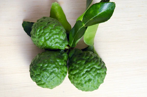 Fruta bergamota con hoja sobre tabla de madera —  Fotos de Stock