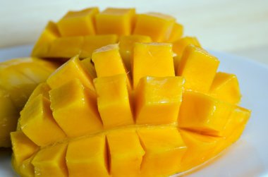 Olgun sarı mango dilimlenmiş 