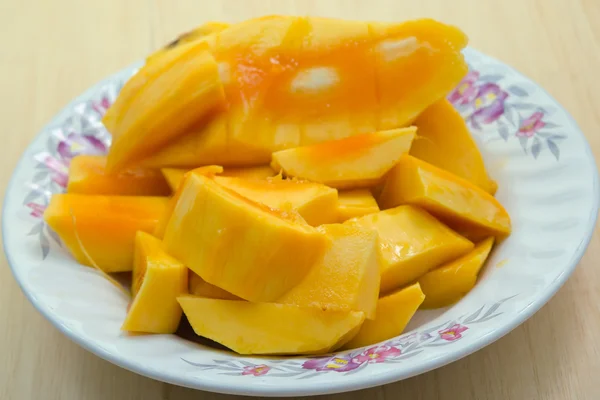 Нарізаний стиглий жовтий манго, який подається на страві — стокове фото