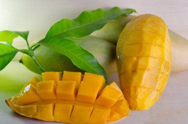 Mango güzel yaprak ile ahşap arka plan (diğer adları kesilmiş. 