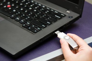 Bu virüs girin dizüstü bilgisayar yolu ile Usb başparmak götürmek ya da Usb sopa