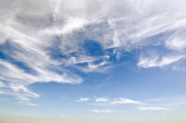 Gökyüzü arka plan ile bulutlu sahne (yaz gün gökyüzü) grafik için bize