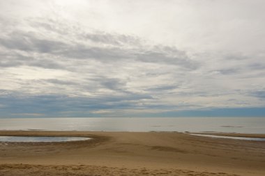 Tayland sahilde bulutlu gökyüzü