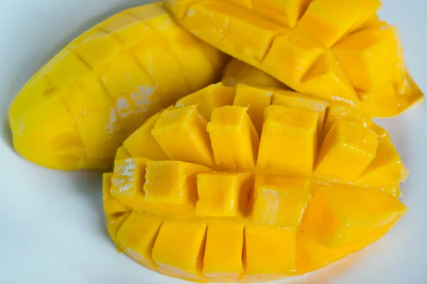 Nice shot av mango på plattan — Stockfoto