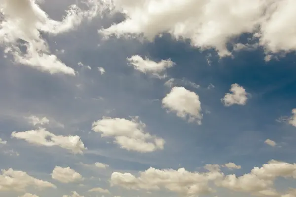 Jasně modrá obloha s white cloud na lesklé letní den — Stock fotografie